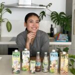 Sigi Wimala Instagram – 🌟 GIVEAWAY ALERT! 🎁✨ Ingin resep kreasimu direcreate oleh aku? 
Yuk, ikutan “MY V-SOY HACK” cara kreatif untuk memanfaatkan susu kedelai dalam kehidupan sehari-hari.🥳 Bisa untuk resep makanan, minuman, atau dessert. Swipe left untuk caranya ya!👈🏻

Masih bingung? Tenang, ini aku share contoh ‘hacks’nya:
-Gunakan V-Soy sebagai pengganti krim dalam resep masakan favoritmu.
-Resep V-Soy sebagai minuman panas yang nyaman di musim hujan dan pastinya menyehatkan.
-Sarapan sehat mengenyangkan dengan V-Soy yang ala kamu banget.
Dan masih banyak lagi hacks lainnya.

Cek juga hadiah menariknya:
🏆 Juara 1 @ Rp750.000 (dan #MyVSoyHack kamu akan aku recreate)
🏆 Juara 2 @ Rp500.000
🏆 Juara 3 @ Rp250.000
💚 10 Partisipan Terpilih @ Rp150.000

Periode giveaway: 11 – 25 December 2023
Pengumuman Pemenang: 27 December 2023 di IG Story @vsoyworldindonesia

Yuk jangan lupa ikutan ‘My V-Soy Hack’ dan menangkan hadiahnya 💚

@vsoyworldindonesia
#MyVSoyHack #vsoyworldindonesia #SediaVSoy