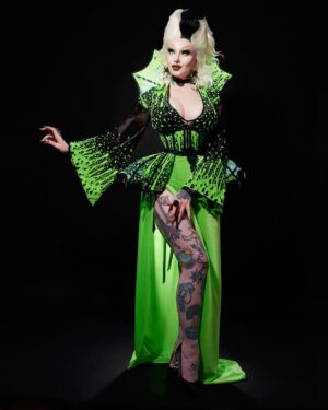 Sigourney Beaver Instagram - 💚🦠💚🦠💚🦠💚🦠💚🦠💚

💚photo by @ericrichardmagnussen 
💚hair by @americapwrs 
💚outfit from @videnoircouture