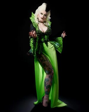 Sigourney Beaver Instagram - 💚🦠💚🦠💚🦠💚🦠💚🦠💚

💚photo by @ericrichardmagnussen 
💚hair by @americapwrs 
💚outfit from @videnoircouture