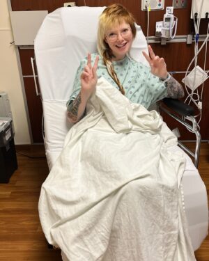 Sigourney Beaver Instagram - Fun and flirty for knee surgery today #nonails