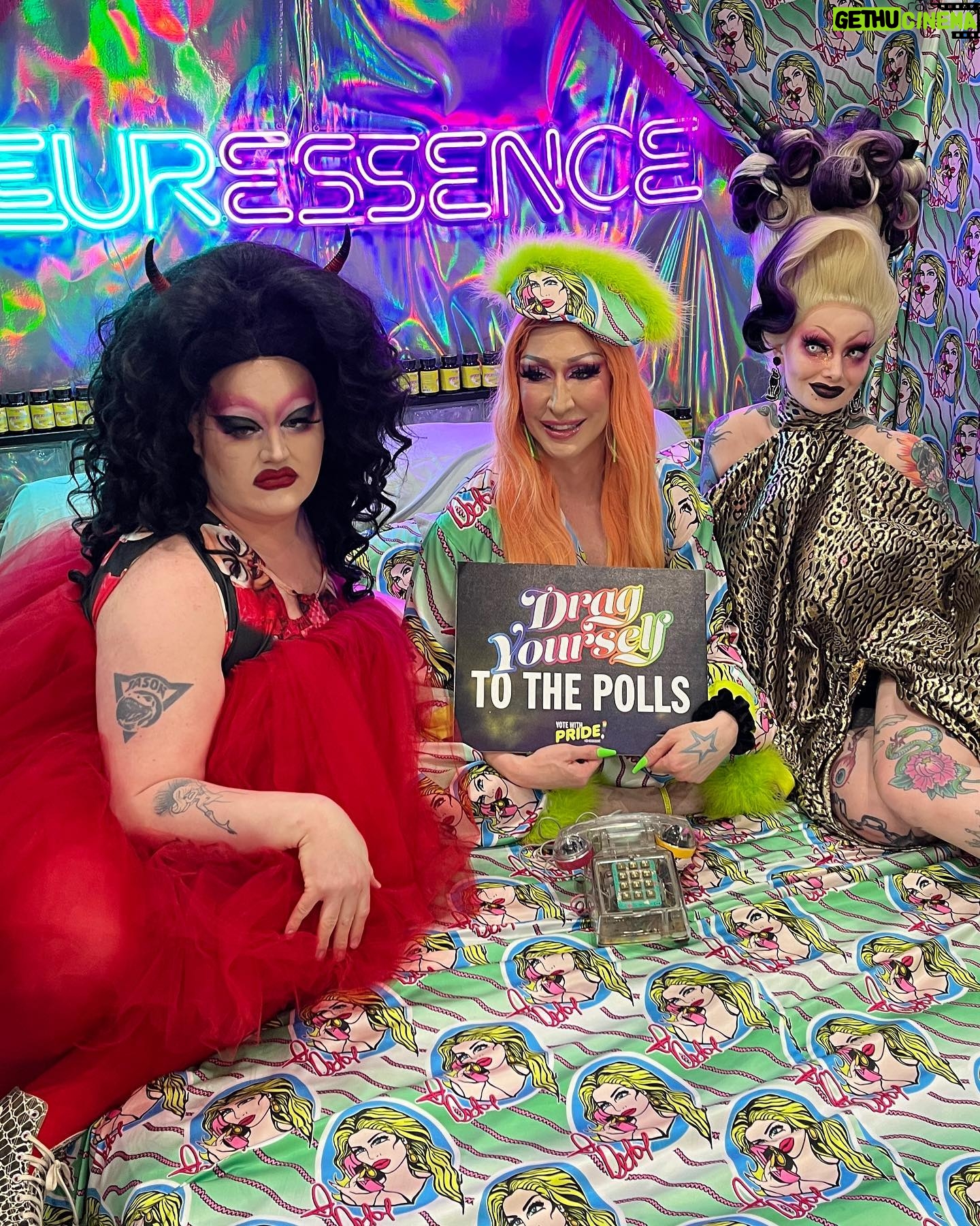 Sigourney Beaver - 14.1K Likes - 👹👹Caught some cutie pics with all these cool kids at @rupaulsdragcon 👹👹