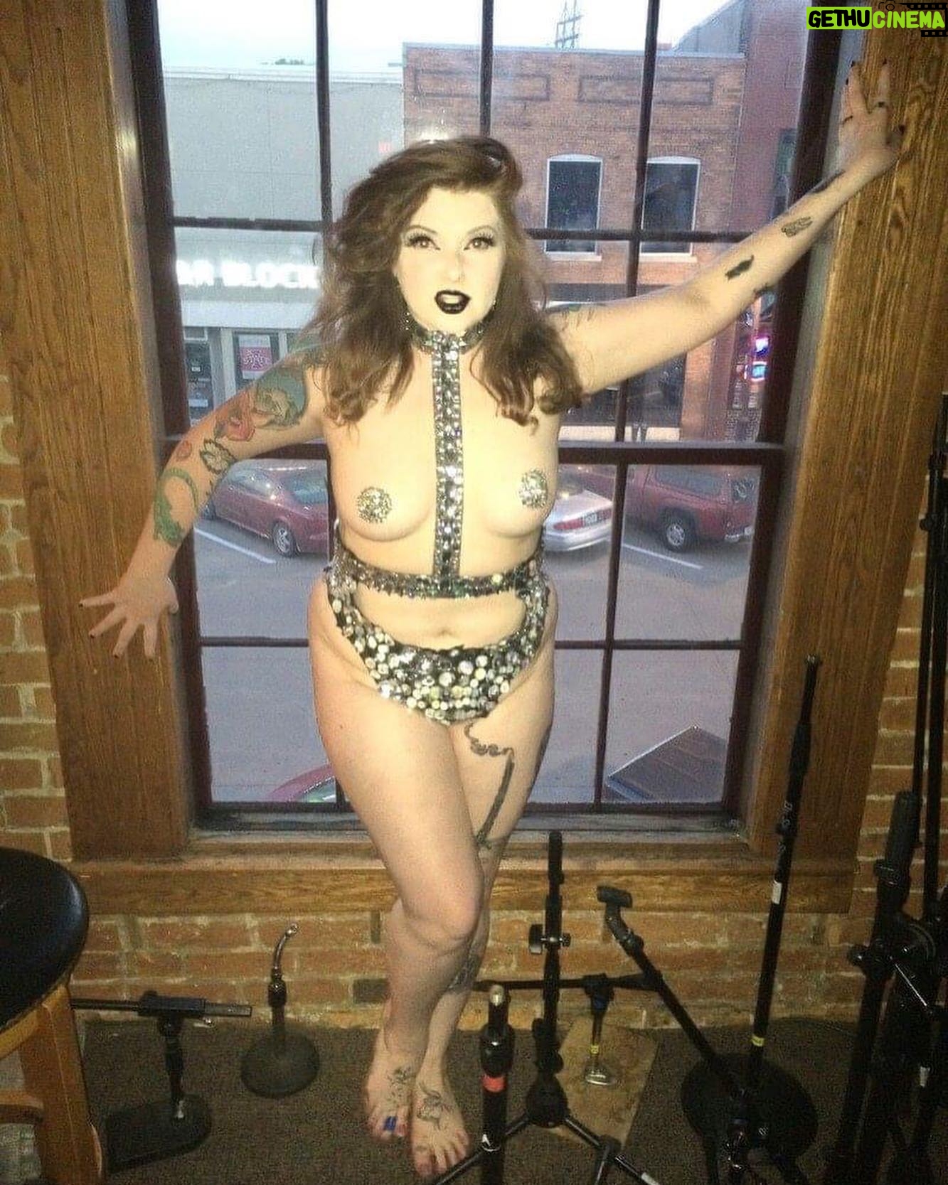 Sigourney Beaver - 16.9K Likes - 💚✨💚DES MOINES💚✨💚
💚✨💚Plz enjoy these low quality android photos that make me audibly cringe of Baby Beaver. Before I was able to do drag, I began taking the stage as a burlesque artist! This Saturday I’ll be having a full circle moment as I make my return to Des Moines for @leolaflash Feminine Wiles Burlesque Revue at the Stoner Theatre!! To all of my friends in Des Moines please come out and see the difference that 9 years and a nice wig can make💚✨💚
💚tickets available at https://my.desmoinesperformingarts.org/0/8037 💚