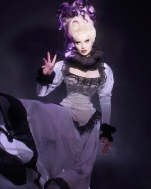 Sigourney Beaver Instagram - 👾🩶👾Does this hand say “beckoning” or “broken”👾🩶👾

👾I saw the orthopedic surgeon yesterday after I injured my knee again last weekend and I’m scheduled for surgery in a couple weeks so all of my gigs are postponed til next year👾

🩶photo by @ericrichardmagnussen 
🩶hair by @americapwrs 
🩶outfit by me