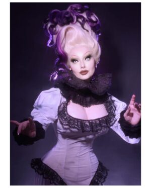 Sigourney Beaver Instagram - 👾🩶👾Does this hand say “beckoning” or “broken”👾🩶👾

👾I saw the orthopedic surgeon yesterday after I injured my knee again last weekend and I’m scheduled for surgery in a couple weeks so all of my gigs are postponed til next year👾

🩶photo by @ericrichardmagnussen 
🩶hair by @americapwrs 
🩶outfit by me