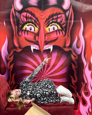 Sigourney Beaver Instagram - ❤️‍🔥❤️‍🔥❤️‍🔥finally getting around to the first of many @rupaulsdragcon posts! Thank you thank you thank you to my incredible team for working so hard and taking such good care of me and my sore tootsies, y’all are the real stars!! Shoutout to one of my very favorite artists @creepy.gals for designing and building the most hellish and whimsical booth of my dreams!! I had an incredible time getting to cross this booth experience off of my drag bucket list and I couldn’t have done it without you guys❤️‍🔥❤️‍🔥❤️‍🔥
