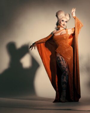 Sigourney Beaver Instagram - ✨🦇✨🦇✨ glampire ✨🦇✨🦇✨

✨photo by @ericrichardmagnussen 
✨jewelry from @roxbycox 
✨hair by @americapwrs 
✨outfit made by me👹