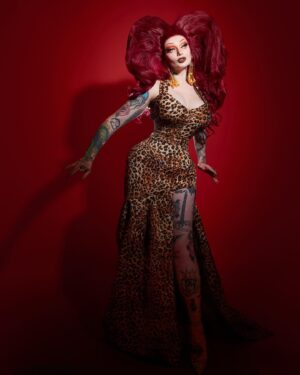 Sigourney Beaver Instagram - ✨✨✨progress photos/glamour shots with a 90 degree bend outside of my leg brace✨✨✨ 

✨photos by @ericrichardmagnussen 
✨hair by @americapwrs 
✨jewelry by @roxbycox 
✨physical therapy with @mitchell_slezak 
✨outfit by me