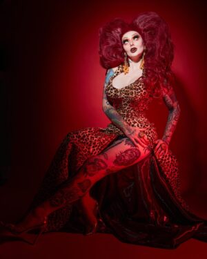 Sigourney Beaver Instagram - ✨✨✨progress photos/glamour shots with a 90 degree bend outside of my leg brace✨✨✨ 

✨photos by @ericrichardmagnussen 
✨hair by @americapwrs 
✨jewelry by @roxbycox 
✨physical therapy with @mitchell_slezak 
✨outfit by me