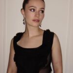 Sigrid Instagram - 🧛🏻‍♀️ @gq awards :) styling @jessica_gerardi makeup and photos @gabriellafloydmakeup hair @hairbychrislong @dysonhairpro @dysonhair @kirstenbassett_hair #reklame