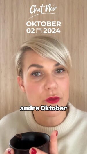 Sigrid Bonde Tusvik Instagram - Prøver meg, som alle influensere, med kopp - så får du med deg budskapet om show og hvorfor jeg mener at verden har havnet i en ond spiral 🌪️ #linkibio @chatnoirteater 📹: @buust.no