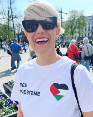 Sigrid Bonde Tusvik Instagram - Opp alle jordens bundne treller og alle andre folk. For en vakker 1. mai #freepalestine🇵🇸 #freeukraine🇺🇦 #lifewomenfreedom