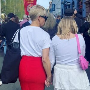 Sigrid Bonde Tusvik Instagram - Opp alle jordens bundne treller og alle andre folk. For en vakker 1. mai #freepalestine🇵🇸 #freeukraine🇺🇦 #lifewomenfreedom