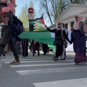 Sigrid Bonde Tusvik Instagram - Opp alle jordens bundne treller og alle andre folk. For en vakker 1. mai #freepalestine🇵🇸 #freeukraine🇺🇦 #lifewomenfreedom