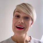 Sigrid Bonde Tusvik Instagram - Jeg håper denne meldingen finner deg godt. Jeg skriver for å informere dere om min beslutning om å fortsette som komiker. Jeg har nøye vurdert dette valget og etter mye refleksjon og vurdering av mine karrieremål, har jeg kommet frem til at det blir for dumt å ikke fortsette siden jeg har premiere på mitt nye show OND SPIRAL i oktober på @chatnoirteater - og også siden jeg spiller på @olebullscene og i resten av landet høsten 2024 og hele 2025 så hadde det vært taktisk dumt å trekke seg som komiker. Jeg håper på full mediedekning rundt denne nyheten og vil også minne om at jeg driver med masse annen drit også: podcast med @lisingsbarnet hos @podme_norge TV-show hos @primevideono og ny badedraktkolleksjon på @aix_studio Tusen takk for din forståelse og støtte gjennom prosessen. Med vennlig hilsen komiker Sigrid Bonde Tusvik (Takk til @rammnieu som gir plass til andre komikere ved å trekke seg)