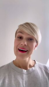 Sigrid Bonde Tusvik Instagram - Jeg håper denne meldingen finner deg godt. Jeg skriver for å informere dere om min beslutning om å fortsette som komiker. Jeg har nøye vurdert dette valget og etter mye refleksjon og vurdering av mine karrieremål, har jeg kommet frem til at det blir for dumt å ikke fortsette siden jeg har premiere på mitt nye show OND SPIRAL i oktober på @chatnoirteater - og også siden jeg spiller på @olebullscene og i resten av landet høsten 2024 og hele 2025 så hadde det vært taktisk dumt å trekke seg som komiker. Jeg håper på full mediedekning rundt denne nyheten og vil også minne om at jeg driver med masse annen drit også: podcast med @lisingsbarnet hos @podme_norge TV-show hos @primevideono og ny badedraktkolleksjon på @aix_studio Tusen takk for din forståelse og støtte gjennom prosessen. Med vennlig hilsen komiker Sigrid Bonde Tusvik (Takk til @rammnieu som gir plass til andre komikere ved å trekke seg)