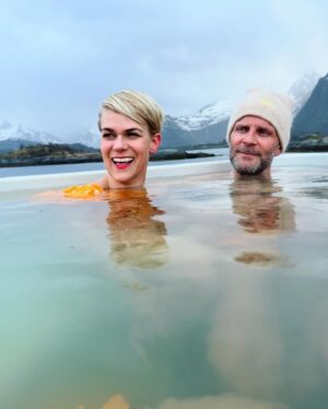 Sigrid Bonde Tusvik Instagram - Hva gjorde vi før badstua kom? Elsk på @skaarungen_lofoten #reklame