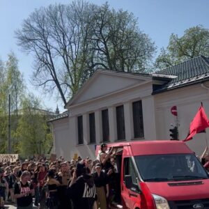 Sigrid Bonde Tusvik Instagram - Opp alle jordens bundne treller og alle andre folk. For en vakker 1. mai #freepalestine🇵🇸 #freeukraine🇺🇦 #lifewomenfreedom