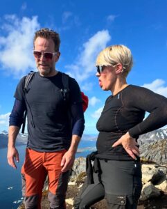 Sigrid Bonde Tusvik Instagram - Verdens første surfitte helt uten oksygen på toppen av Festvågtind! Takk til alle fire sherpaene som hjalp meg oppover med ulike motivasjonsteknikker