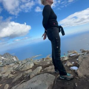 Sigrid Bonde Tusvik Instagram - Verdens første surfitte helt uten oksygen på toppen av Festvågtind! Takk til alle fire sherpaene som hjalp meg oppover med ulike motivasjonsteknikker