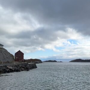 Sigrid Bonde Tusvik Instagram - Hva gjorde vi før badstua kom? Elsk på @skaarungen_lofoten #reklame
