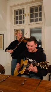 Sigrid Bonde Tusvik Instagram - Så no sit vi her og spelar både to … @thodesen (hommage til Lillebjørn)