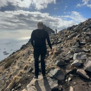 Sigrid Bonde Tusvik Instagram - Verdens første surfitte helt uten oksygen på toppen av Festvågtind! Takk til alle fire sherpaene som hjalp meg oppover med ulike motivasjonsteknikker