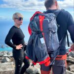Sigrid Bonde Tusvik Instagram - Verdens første surfitte helt uten oksygen på toppen av Festvågtind! Takk til alle fire sherpaene som hjalp meg oppover med ulike motivasjonsteknikker