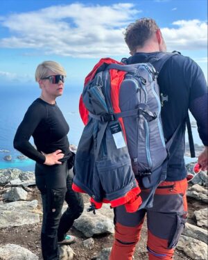 Sigrid Bonde Tusvik Instagram - Verdens første surfitte helt uten oksygen på toppen av Festvågtind! Takk til alle fire sherpaene som hjalp meg oppover med ulike motivasjonsteknikker