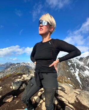 Sigrid Bonde Tusvik Instagram - Verdens første surfitte helt uten oksygen på toppen av Festvågtind! Takk til alle fire sherpaene som hjalp meg oppover med ulike motivasjonsteknikker