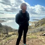 Sigrid Bonde Tusvik Instagram - Verdens første surfitte helt uten oksygen på toppen av Festvågtind! Takk til alle fire sherpaene som hjalp meg oppover med ulike motivasjonsteknikker
