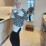 Sigrid Bonde Tusvik Instagram - Her kommer dagens content: klassisk influenserpose med matchende kopp og genser. Og selvfølgelig kommer jeg snart med en spennende nyhet som jeg dessverre ikke kan dele med dere enda …
