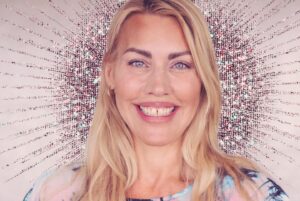 Silje Torp Instagram - I just wanted to send you lots of light, love and sparkles today. Because I think the world needs more of it. 
Have some if you need some! ♥️