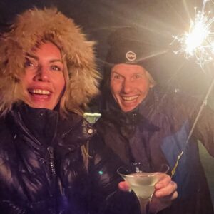 Silje Torp Instagram - Happy New Year to everyone! 🎉 

I hope 2024 will be more peaceful and prosperous than 2023 on so many levels. Personally I was SO ready to wave goodbye to 2023, having learned the hard way about starting a business, struggling to hear my own, tiny voice in a head that was totally overwhelmed by implementing new stuff, getting rid of perfectionism and really learning to empathize with, and loving myself. 
2024 will be a year of PLAYING more, LOVING more, CONNECTING more with others in a genuine way. 🥰 

This also means I will also speak my native language more often - Norwegian-on this platform. I will do more of what feels good for me and what serves me best. 🎉! It feels great! 
I hope I can inspire you to do more of what feels right for YOU, regardless of external & internal expectations. We can only live life from the inside, so we better do what feels good for us as individuals.😍

May we all experience new levels of connection, kindness and hope in 2024. New levels of YOU! 🏆
I may be naive, but I believe in the GOOD in each and every one of us. My wish is that we all can have the courage and opportunity to pursue more of what makes us come alive. 💃
My heart goes out to all humans who are in a dark place right now for various reasons. I believe in you and I see you❤️

Much ❤️ 

------------- ✨-------------

Godt nyttår, godtfolk! ✨
Måtte det nye året bli mer fredfullt og lovende enn det forrige på så mange nivåer.  For min egen del er jeg SCHUUUKT klar for 2024.🙌🏻Jeg har virkelig hatt en bratt læringskurve med å starte egen business, føle meg kronisk overveldet pga alt det nye, og å prøve å få fatt i hva min egen, lille stemme prøvde å si meg i alt det nye. Rart å lure på hvem jeg skal bli når jeg blir stor i en alder av snart et halvt århundre! 😂 Går inn i 2024 med så mye å være takknemlig for og mer empati og kjærlighet for meg selv, og en plan om å LEKE masse og å jobbe med mange bra folk. På norsk og litt på ængelsk åssa! 🇳🇴😁 
Kan hende er det naivt, men jeg tror på det gode i hver og en av oss. Jeg gjør virkelig det. Jeg tror på DEG, min venn! ♥️ Ta godt vare på deg selv i 2024. ✨

Stor klem❤️