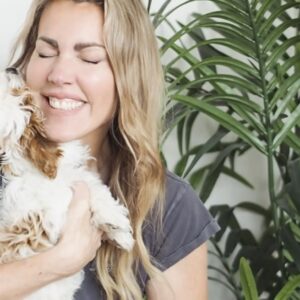 Silje Torp Instagram - Først et bilde av meg fra hjemmekontoret. Jeg har spilt inn et minibøllekurs jeg har kalt "Ta rommet!" som skal gi jenter instant selvtillit ved hjelp av enkle knep og rollespill. Jeg mener nemlig vi alle er mye mer kraftfulle enn det vi går rundt og tror, bare vi tør å leke!🤘🏻🥳 

Ja, og resten er Louie. Louie Louie Louie! Masse Louie!❤️En havapoo-valp på snart 13 uker som jeg mistenker også har litt pirayablod i seg. Endelig fikk jeg en sønn. Tenk at du kan gjøre meg så glad!🐶🥰