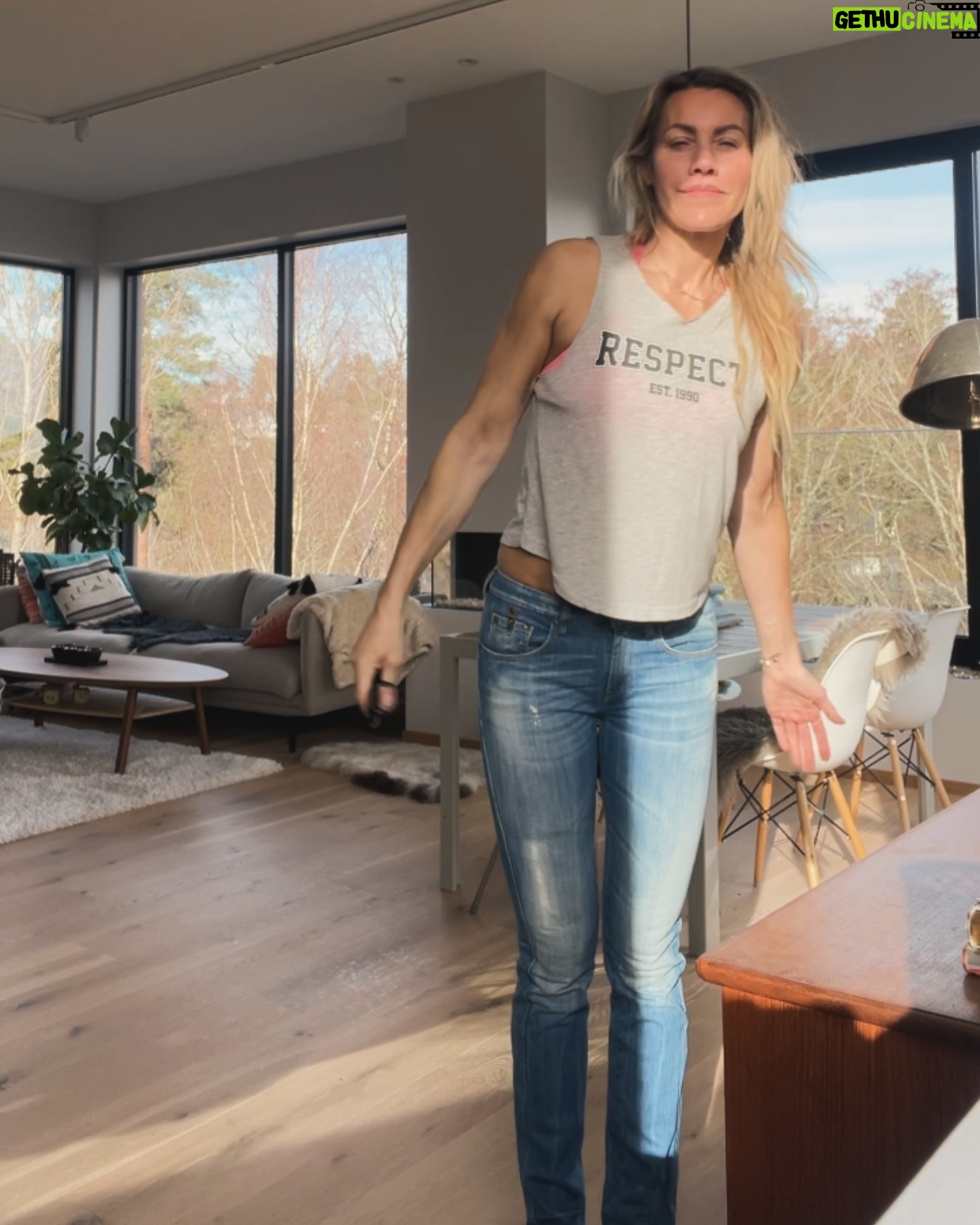 Silje Torp - 3 Likes - En plass i solen☀️
Etter noen heftige uker på mange fronter kjenner jeg på en enorm glede over enkle ting. 🥰
Som den nådeløse, livgivende marssola☀️ (og samtlige vinduer i huset som jeg ser trenger en vask😂) og kaffe med vaniljesoya☕️, snart skikkelig vår🌱 og joggesko👟 på bar asfalt, lysere morgener og lengre dager 🌅 og en ny optimisme og giv i kropp og sjel. Ahhhh!🥰
Det er ofte når vi virkelig trenger de små gledene at vi glemmer å legge merke til de. De "opplagte" tingene vi gjør naturlig når vi har det bra faller gjerne bort med mindre vi er oppmerksomme på de eller de er del av en rutine. Så gjør det til en rutine å se etter de små, gode tingene hver dag. De er viktigere enn veldig mye annet her i livet!🙏🏻
Har du noen små gleder som varmer deg litt ekstra?❤️
#vårsol #mars #smågleder #selvomsorg #desmåting #solskinn