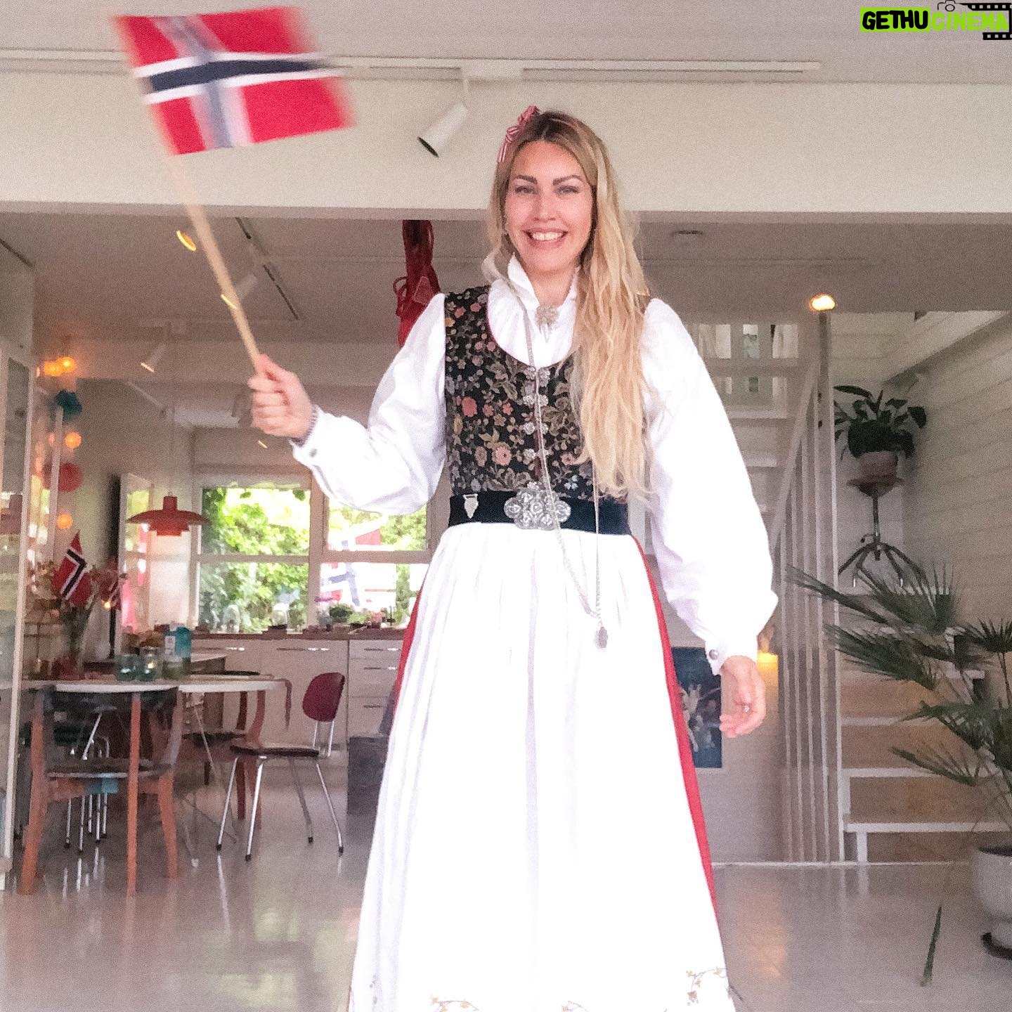 Silje Torp - 5.4K Likes - Hipp hipp hurraaaaa!!!🇳🇴
#nationalday #17mai