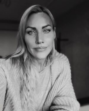 Silje Torp Instagram - Bring to the table what you have to offer, my friend: your unique presence! 💫

There is only one of you in this whole universe. Express that, live that! ✊🏻
Whether it’s through your art, your compassion, your curiosity, your science, your cooking, your integrity, your words, your sense of humor, your wisdom...the world needs more of your uniqueness, your quirkiness, your soulfulness...! 🦄

We need those who bravely show their true emotions, speak their unshakable truth, share their genuine perspective even if it’s different than the rest. 
That’s how we leave a genuine contribution to the world, and that’s how we reach each others' hearts.

Lots of love! ♥️

-
#empowerment #uniqueness  #beyourownhero