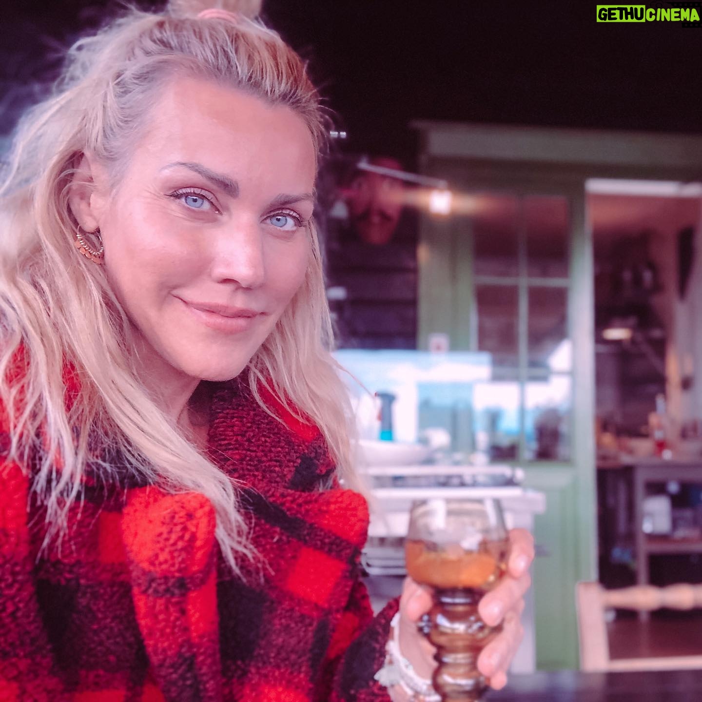 Silje Torp - 3.6K Likes - A glass of wine from a beautiful, handmade glass & just being around my mom makes me happy♥️
-
What makes you happy? 🙏🏻