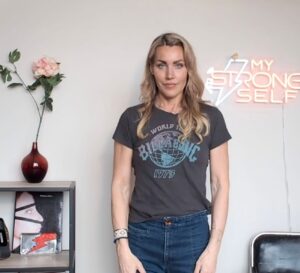 Silje Torp Instagram - Først et bilde av meg fra hjemmekontoret. Jeg har spilt inn et minibøllekurs jeg har kalt "Ta rommet!" som skal gi jenter instant selvtillit ved hjelp av enkle knep og rollespill. Jeg mener nemlig vi alle er mye mer kraftfulle enn det vi går rundt og tror, bare vi tør å leke!🤘🏻🥳 

Ja, og resten er Louie. Louie Louie Louie! Masse Louie!❤️En havapoo-valp på snart 13 uker som jeg mistenker også har litt pirayablod i seg. Endelig fikk jeg en sønn. Tenk at du kan gjøre meg så glad!🐶🥰