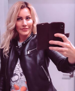 Silje Torp Instagram - Rare footage of me away from my own home,-in normal clothes?! Worth a #selfie!😂 

Hope you are doing okay, my friend. Things WILL get better and we’ll soon get to hug our friends and loved ones, and be together again like we used to. Stay strong!🙏🏼❤️