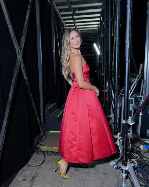 Sílvia Alberto Instagram - Primeira gala @gottalentpt . Preparados para conhecer talentos incríveis? 

Make-up @ines.franco.makeup 
Haistylist @mafaldaperfeito 
Vestido @philosophyofficial na @espacecannelle_estoril 
Brincos @manzonivera 
Sapatos @luisonofreofficial