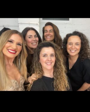 Sílvia Alberto Instagram - O Dança Comigo chegou ao fim, pelo menos por agora. Quero acreditar que regressamos, mas isso, como sabem, não depende de mim. 
Do que de mim dependeu, tentei ao longo de 10 semanas, que lá em casa conseguissem sentir o prazer, a alegria e a felicidade de toda esta equipa. Para nós, gente de afectos, o Dança foi muito mais do que um programa, foi tempo de vida bem aproveitado. E se valeu a pena! Obrigada a todos sem excepção e um obrigada muito especial à minha dedicada equipa.
Parabéns a todos e também à vencedora @ines_ap 🤘e aos bailarinos que a conduziram aqui @renato_barros_nobre e @quina_dance 
À Dança!
#rtppt #endemolpt
#amarianaroxonaoteminstagram
Uma nota para a minha @ines.franco.makeup Não ficaste na fotografia mas fizeste parte do projecto. E sentimos sempre a tua falta😘