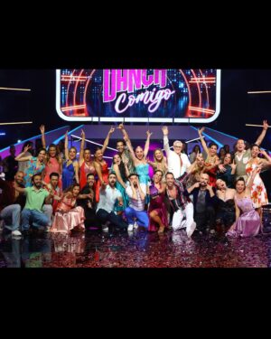 Sílvia Alberto Instagram - O Dança Comigo chegou ao fim, pelo menos por agora. Quero acreditar que regressamos, mas isso, como sabem, não depende de mim. 
Do que de mim dependeu, tentei ao longo de 10 semanas, que lá em casa conseguissem sentir o prazer, a alegria e a felicidade de toda esta equipa. Para nós, gente de afectos, o Dança foi muito mais do que um programa, foi tempo de vida bem aproveitado. E se valeu a pena! Obrigada a todos sem excepção e um obrigada muito especial à minha dedicada equipa.
Parabéns a todos e também à vencedora @ines_ap 🤘e aos bailarinos que a conduziram aqui @renato_barros_nobre e @quina_dance 
À Dança!
#rtppt #endemolpt
#amarianaroxonaoteminstagram
Uma nota para a minha @ines.franco.makeup Não ficaste na fotografia mas fizeste parte do projecto. E sentimos sempre a tua falta😘