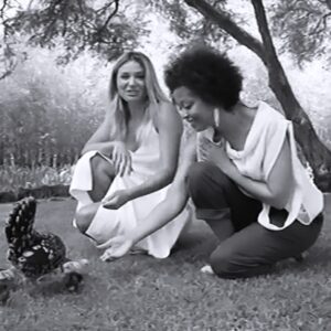 Sílvia Alberto Instagram - Desde que os meus filhos nasceram que é a voz da Sara que os embala noite após noite…
“Olha olha esta luzinha do teu lado a brilhar, assim nunca está escuro nem ficas sozinha”. Sinto que a sua voz sempre tem vivido na nossa casa, com esta e com outras canções. E assim continuará a ser. 
Lamento muito esta despedida forçada e precoce.