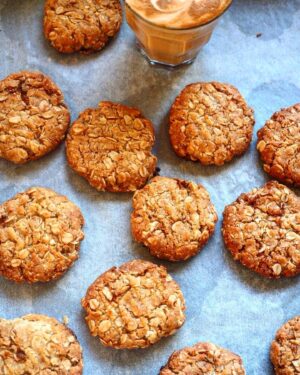 Silvia Colloca Instagram - Anzac biscuits for our heroes. #lestweforget 
Swipe for recipe
🌹