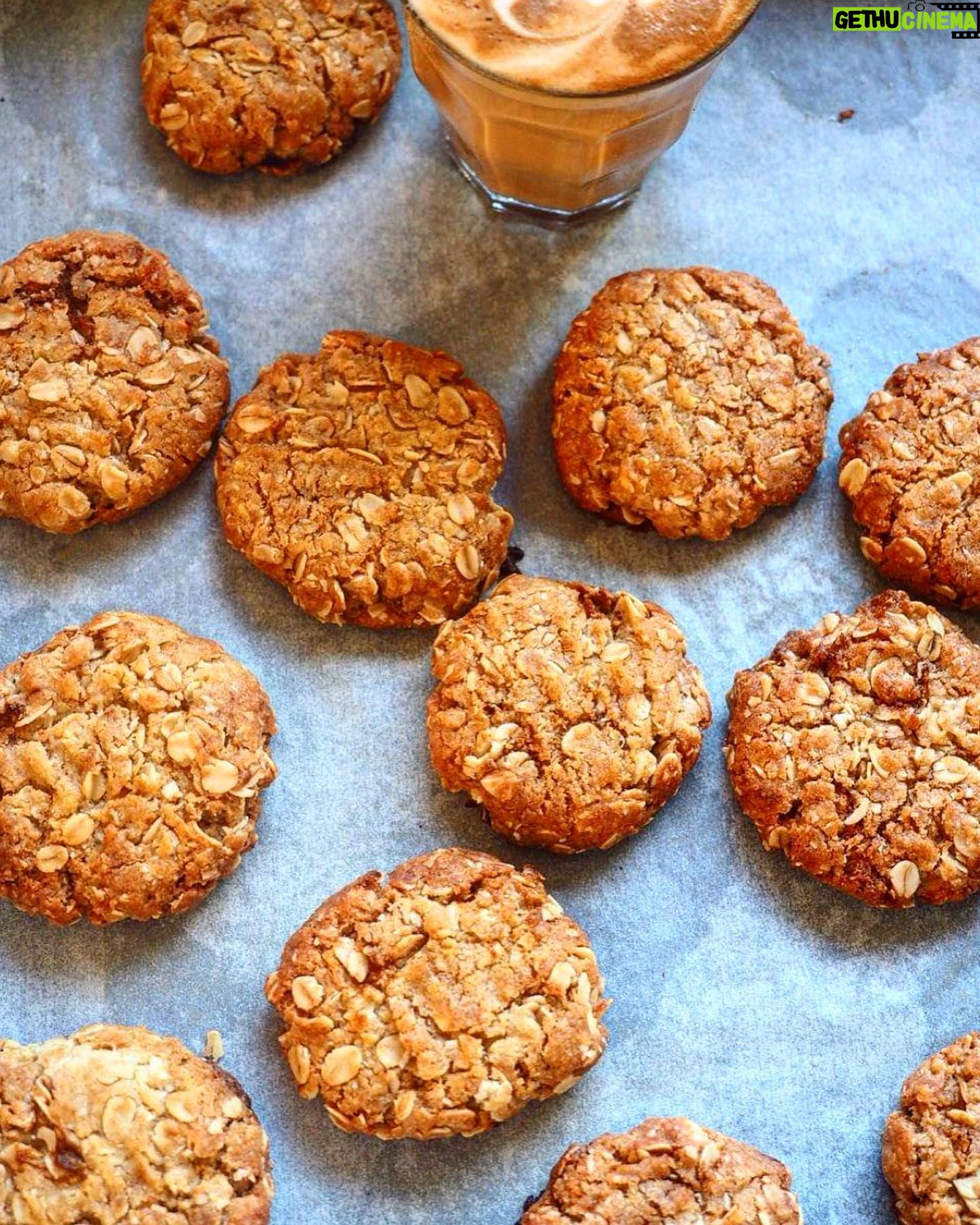 Silvia Colloca - 2.1K Likes - Anzac biscuits for our heroes. #lestweforget
Swipe for recipe
🌹