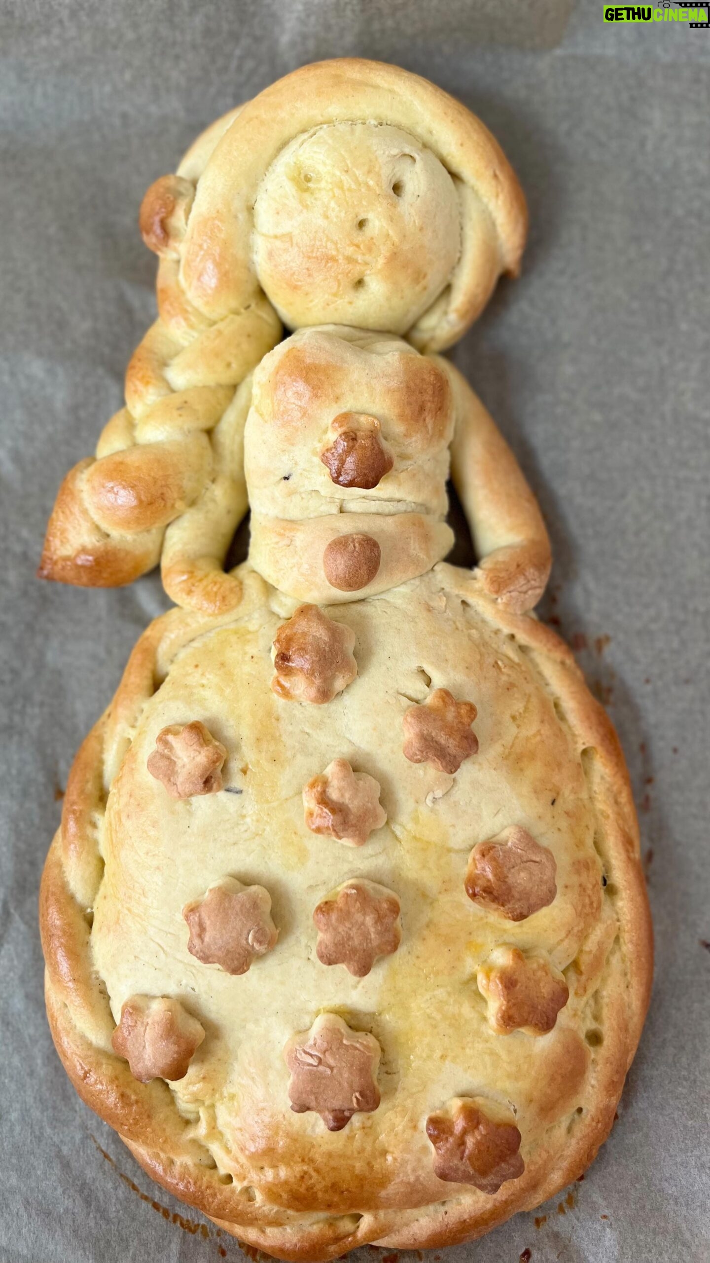 Silvia Colloca - 1K Likes - If you have Abruzzeze blood you may be familiar with Pupe di Pasqua, Easter dolls made of a soft cookie dough. My nonna used to craft one to each of her grandchildren when we were growing up, my sister Ale, my cousin Elena and I would receive a peasant girl and the boys a horse shaped one. It was a moment of utter joy to tear the foil that enwrapped them, and we would always make sure we’d arm ourselves with a tall glass of cold milk to dunk our giant cookie in. The head was always the first to go, and we happily dunked, slurped and munched, blissfully unaware that we were receiving the gift of legacy, memory and tradition.
Nonna Irene didn’t have measurements, it was all done “a occhio” , her eyes the only instrument of precision. I don’t have precise rules either, but if you want to try this, mix 2 eggs with about 70-80 gr of caster sugar, zest of 1 lemon, 3 tablespoons of olive oil, about 100 ml of milk and enough flour to create a soft pliable dough, not too firm, not tacky. You can add a little baking powder too, about 1/2 tablespoons.Then shape as you please, brush with egg and bake until golden. The doll pictured here is about 25 cm tall! Consume with your coffee or with milk. It begs to be dunked.
Happy Easter! Buona Pasqua! 🐣 .
#easter #pasqua #traditions #nonna #neverforget #❤️
