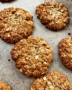 Silvia Colloca Instagram - Anzac biscuits for our heroes. #lestweforget 
Swipe for recipe
🌹