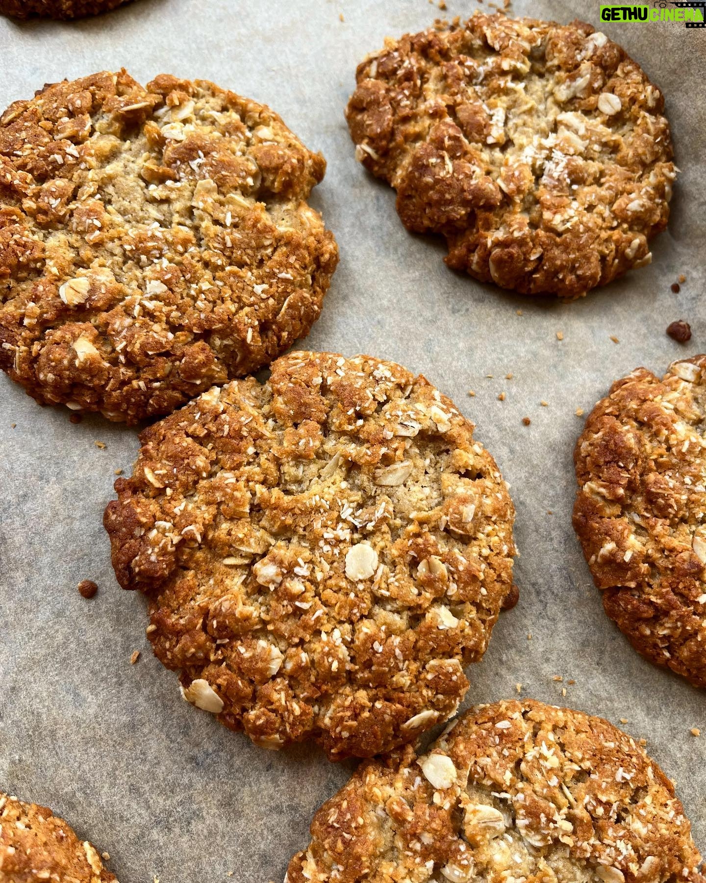 Silvia Colloca - 2.1K Likes - Anzac biscuits for our heroes. #lestweforget
Swipe for recipe
🌹