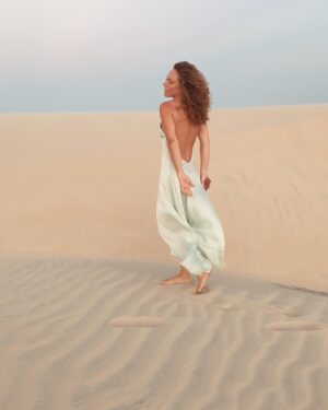 Silvia Marty Instagram - Deja que todo ocurra 
La belleza , el terror 
Y sigue adelante 
Ningún sentimiento es definitivo 
R.M Rilke